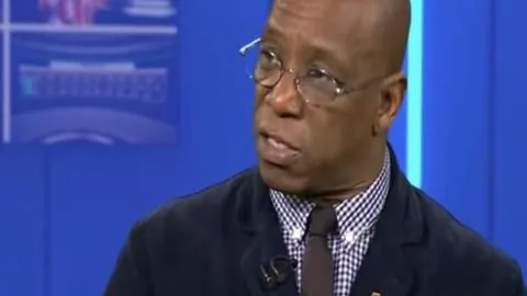 哈登表现低迷，全场14中4三分6中2，仅得17分5篮板8助攻，失误6次，正负值+4